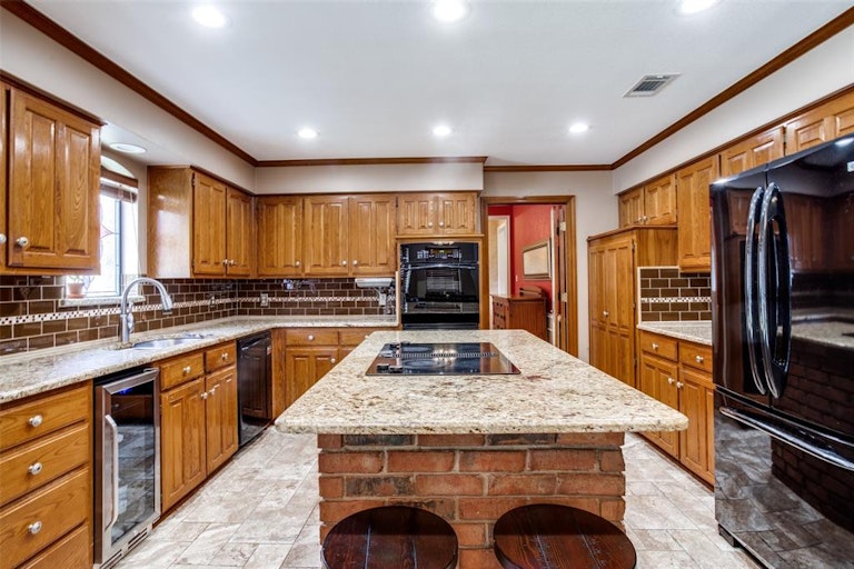 Photo 12 of 27 - 3825 Edgewater Dr, Bedford, TX 76021