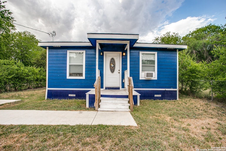Photo 1 of 21 - 451 Ferris Ave, San Antonio, TX 78220