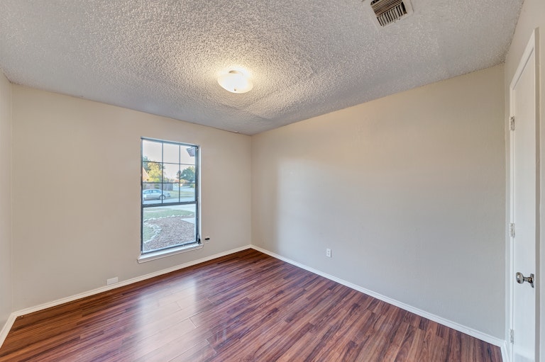 Photo 17 of 22 - 226 Juniper Dr, Arlington, TX 76018