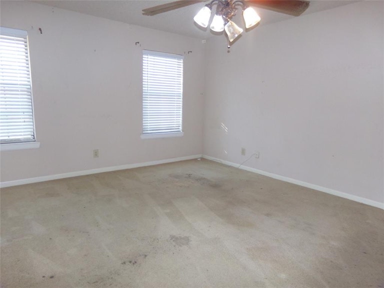 Photo 9 of 23 - 1133 Lexington Ln, Desoto, TX 75115