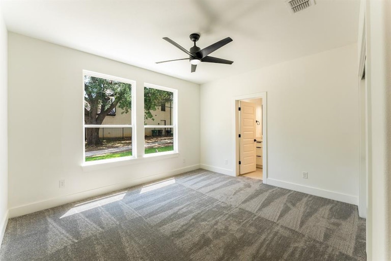 Photo 5 of 40 - 352 Foch St, Fort Worth, TX 76107