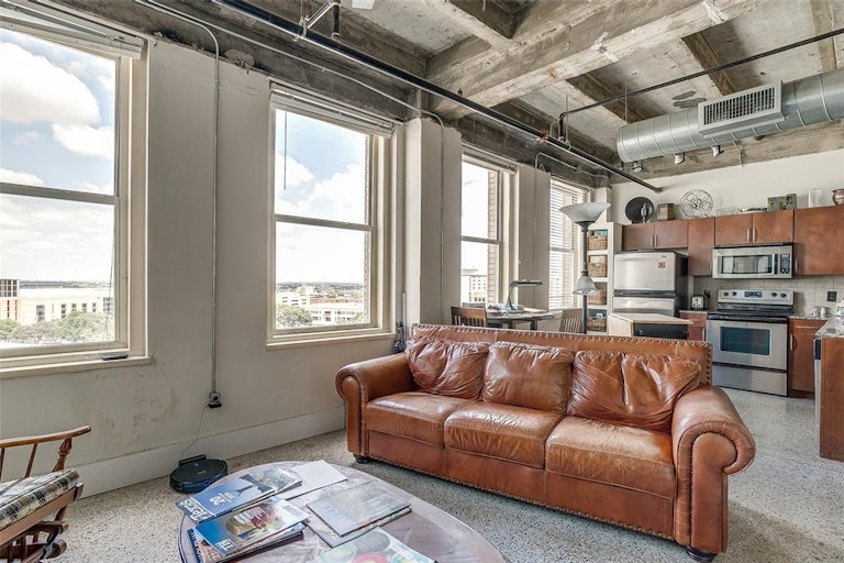 Photo 6 of 30 - 221 W Lancaster Ave #7010, Fort Worth, TX 76102