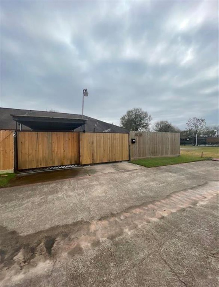 Photo 11 of 11 - 12133 Sharpview Dr, Houston, TX 77072