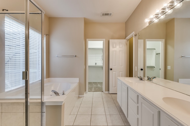Photo 18 of 32 - 460 Fremont Dr, Rockwall, TX 75087