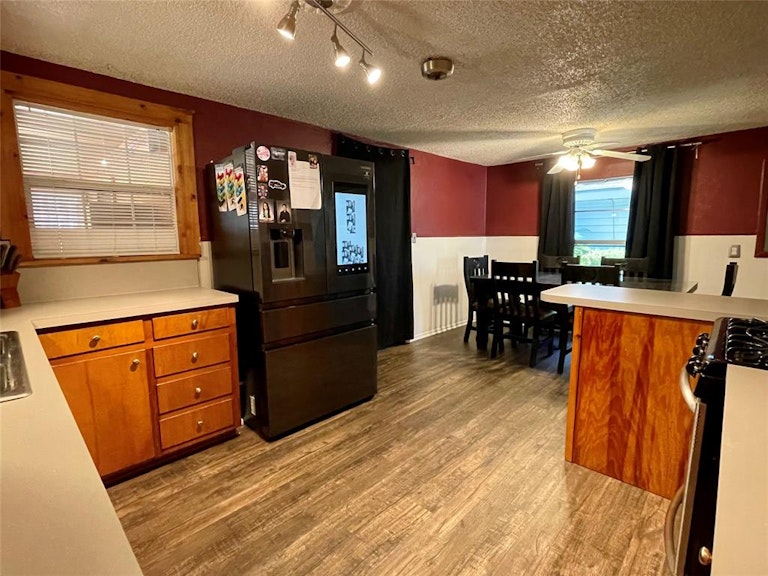 Photo 11 of 26 - 131 N Roe St, Fort Worth, TX 76108
