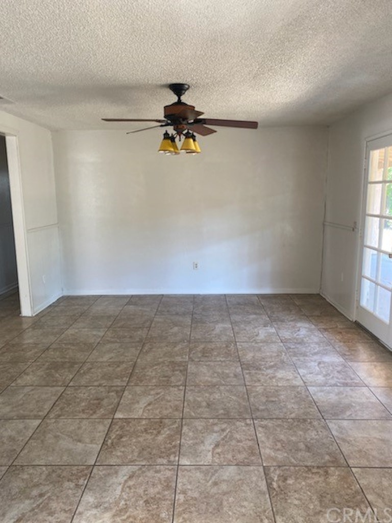 Photo 5 of 13 - 41592 Whittier Ave, Hemet, CA 92544