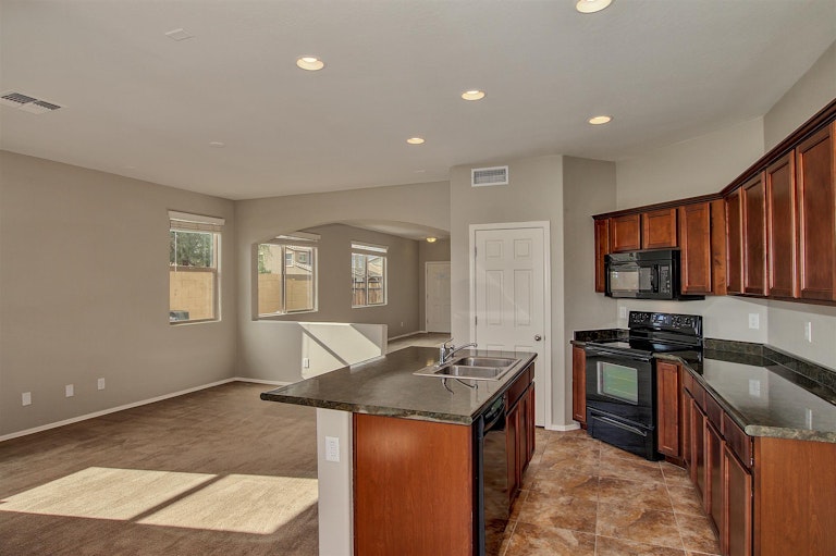 Photo 4 of 28 - 8121 S 23rd Dr, Phoenix, AZ 85041