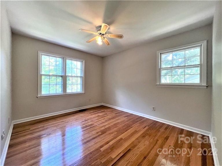 Photo 22 of 33 - 7427 Meadowdale Ln, Charlotte, NC 28212