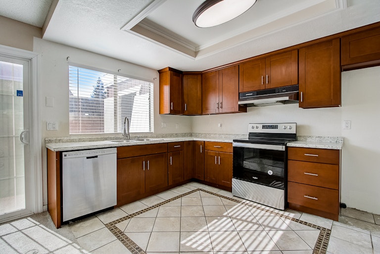 Photo 4 of 39 - 7572 Burgoyne Ln, Sacramento, CA 95823