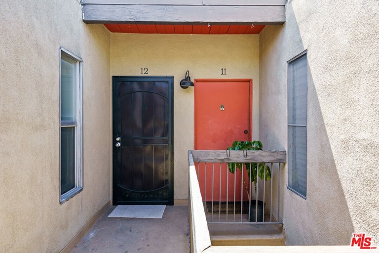 Photo 12 of 17 - 12014 Kling St #12, Valley Village, CA 91607