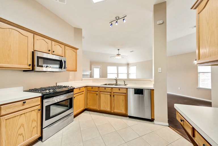 Photo 4 of 26 - 5524 Lawnsberry Dr, Fort Worth, TX 76137