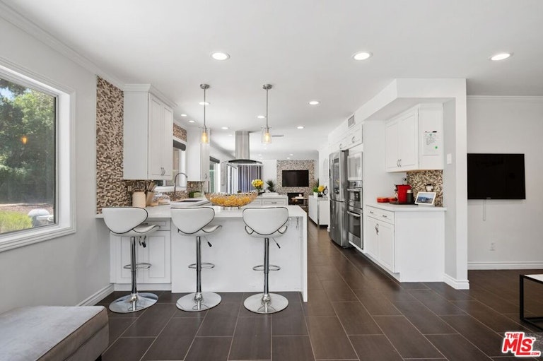 Photo 16 of 37 - 22334 Liberty Bell Rd, Calabasas, CA 91302