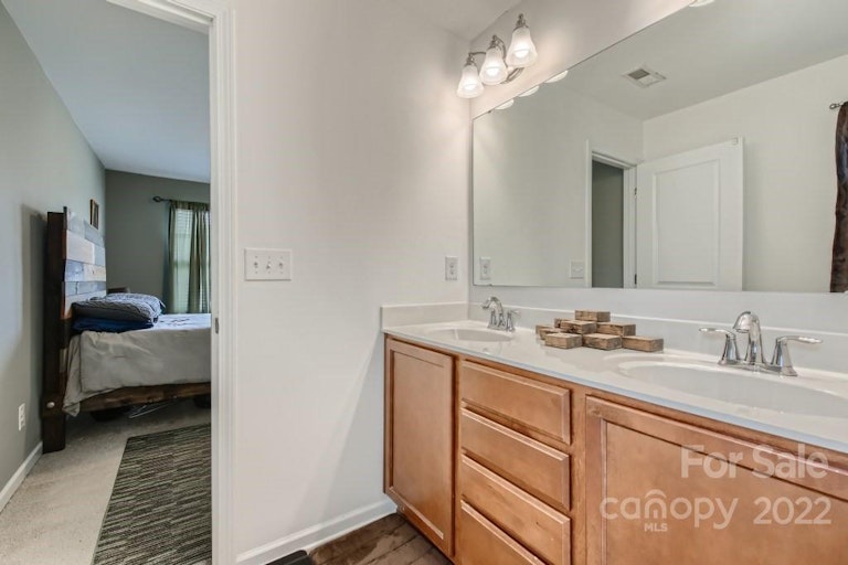 Photo 19 of 33 - 649 Cliffs Inn Cir, Charlotte, NC 28214