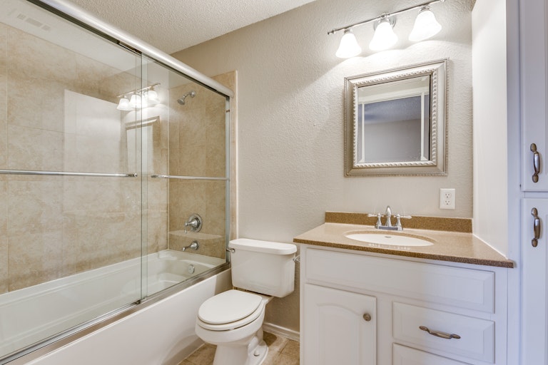 Photo 15 of 23 - 1707 Creekbend Dr, Lewisville, TX 75067
