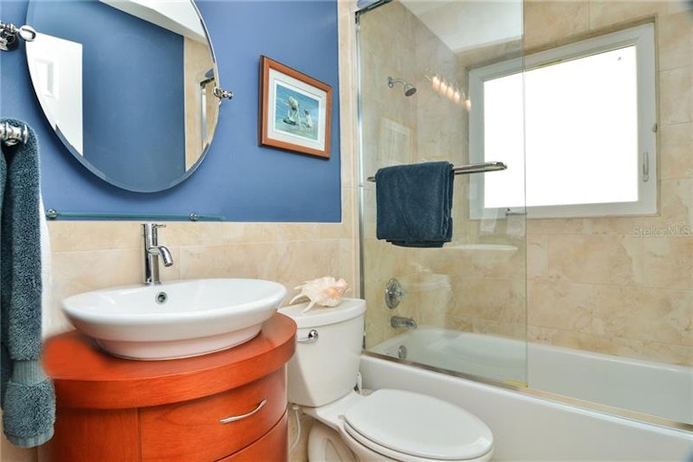 Photo 19 of 25 - 329 Bayview Dr NE, Saint Petersburg, FL 33704