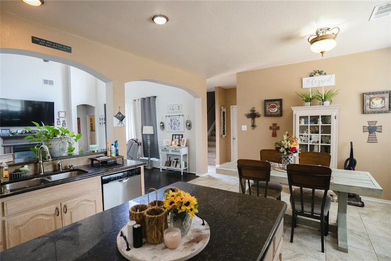 Photo 10 of 27 - 804 Ridge Crest Dr, Burleson, TX 76028