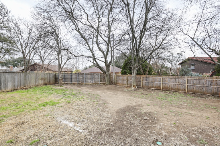Photo 24 of 27 - 3317 Ashford Ave, Fort Worth, TX 76133