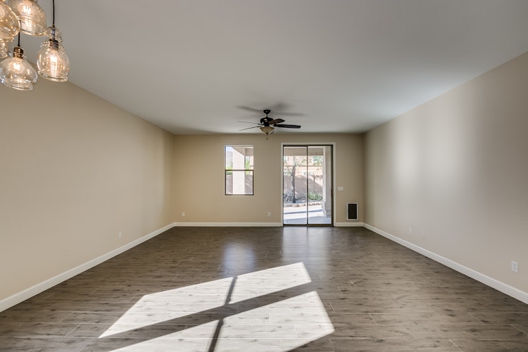 Photo 3 of 26 - 1819 E Daley Ln, Phoenix, AZ 85024