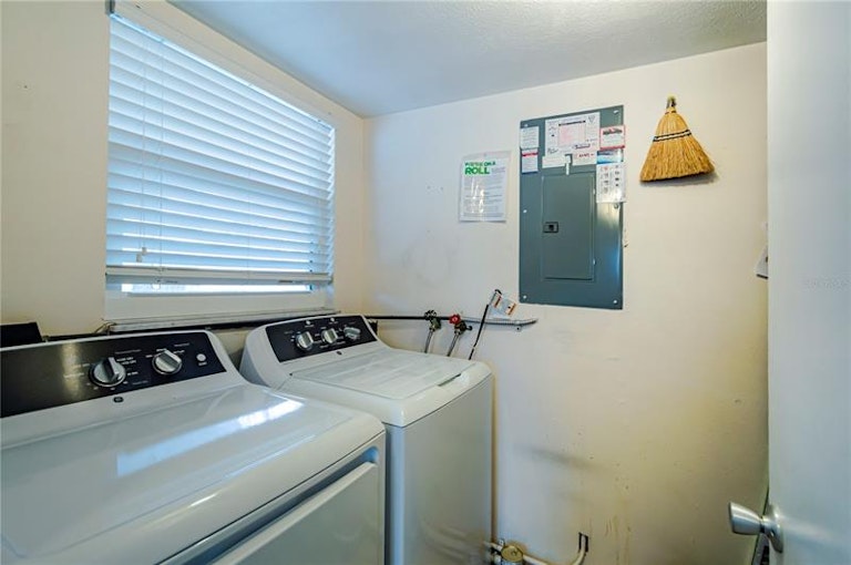 Photo 15 of 35 - 817 Harbor Dr S, Venice, FL 34285