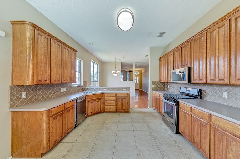 Photo 8 of 28 - 8755 Saranac Trl, Fort Worth, TX 76118