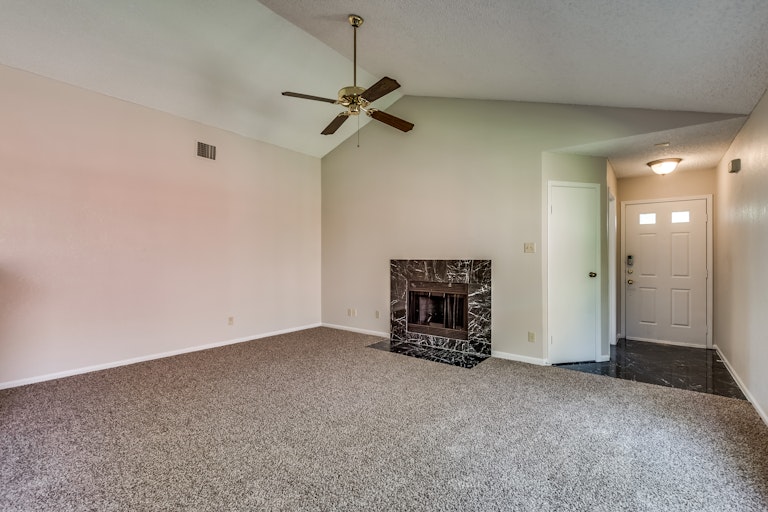 Photo 4 of 26 - 1016 Mapleleaf Ln, Coppell, TX 75019