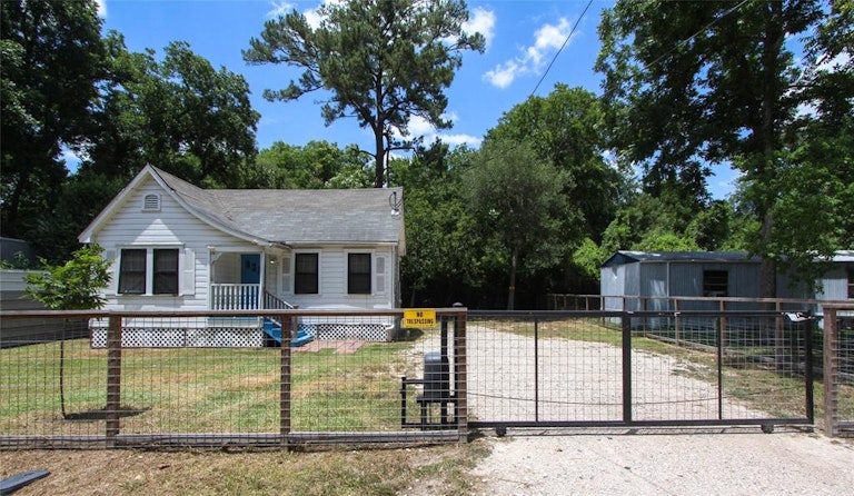 Photo 3 of 15 - 892 Mansfield St, Houston, TX 77091