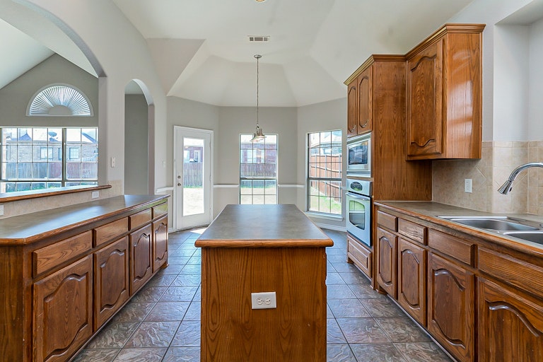 Photo 8 of 32 - 6813 White River Dr, Fort Worth, TX 76179