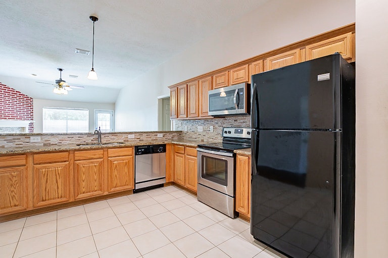 Photo 9 of 26 - 3839 Canton Dr, Pearland, TX 77584