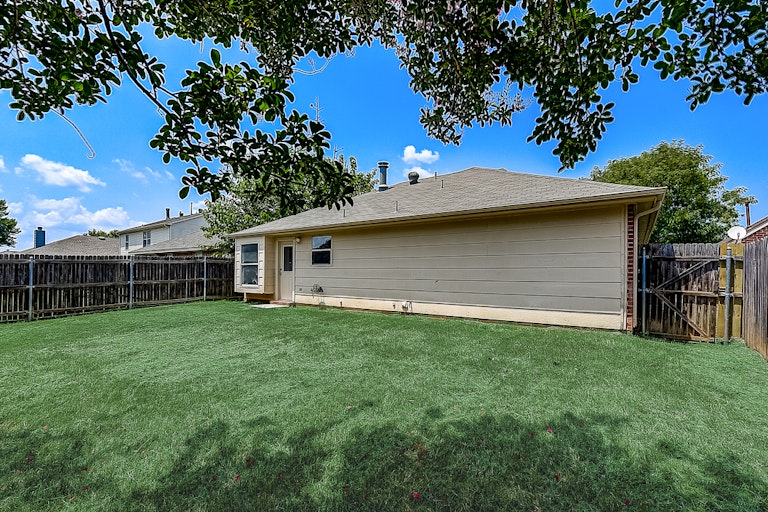 Photo 25 of 37 - 9032 Elbe Trl, Fort Worth, TX 76118