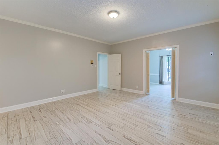 Photo 11 of 26 - 931 Daria Dr, Houston, TX 77079