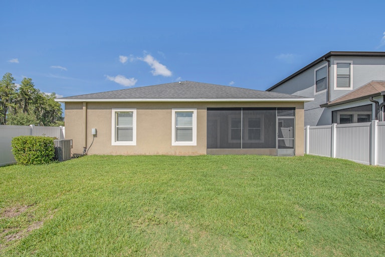 Photo 35 of 42 - 19303 Prairie Tree Pl, Tampa, FL 33647