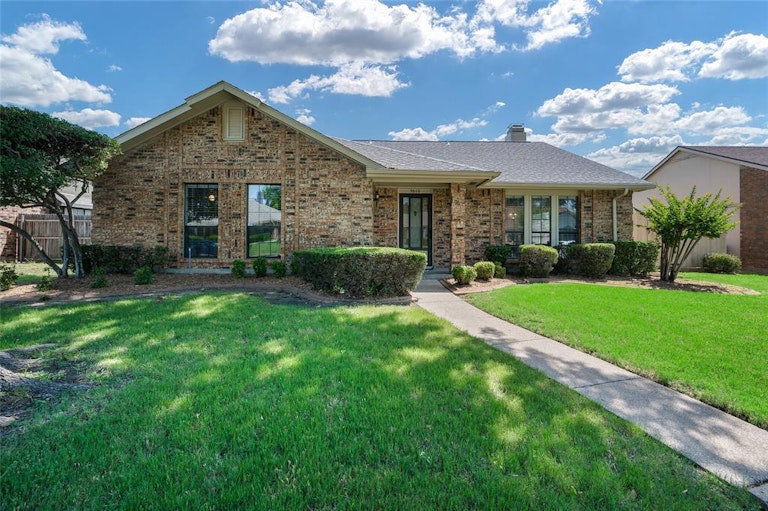 Photo 2 of 24 - 3610 Willowood Dr, Garland, TX 75040