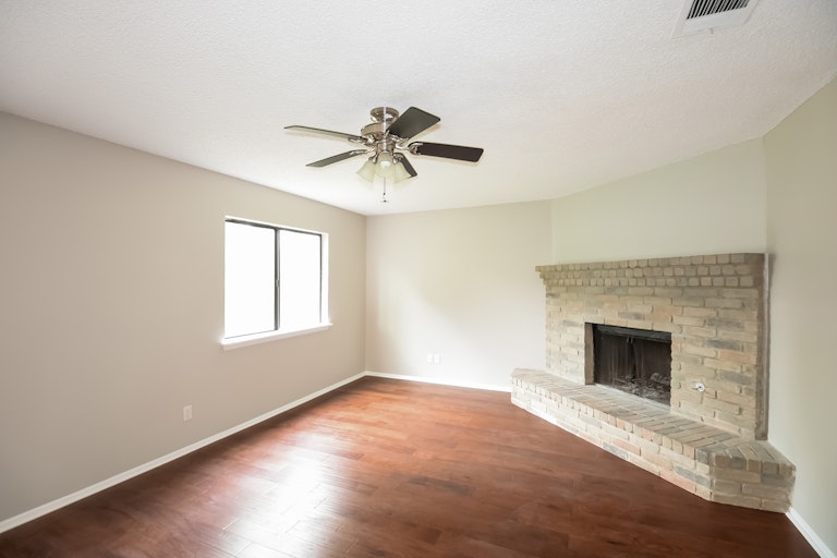 Photo 3 of 25 - 13919 Woodbreeze St, San Antonio, TX 78217