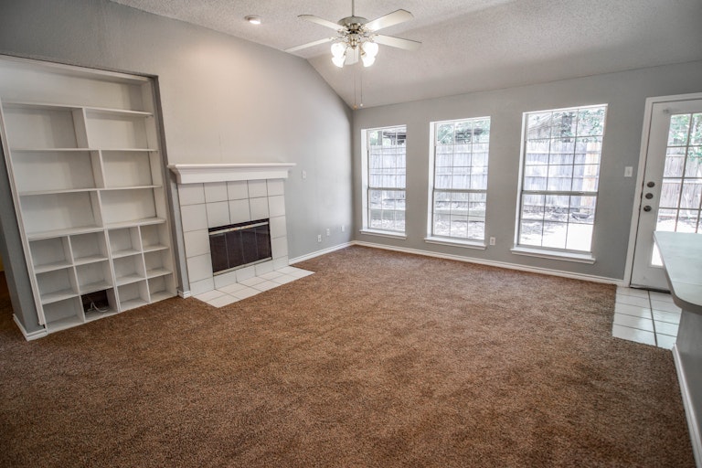 Photo 10 of 37 - 5514 Bradley Ct, Arlington, TX 76017