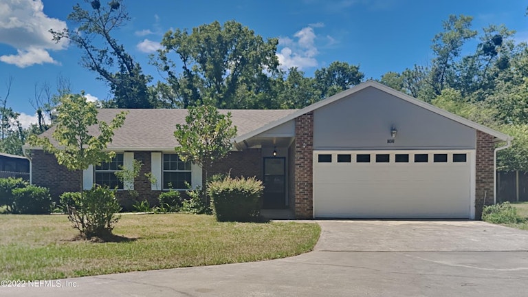 Photo 1 of 21 - 8038 Cayuga Trl S, Jacksonville, FL 32244