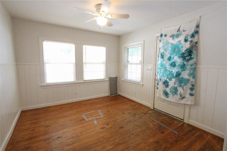 Photo 12 of 15 - 892 Mansfield St, Houston, TX 77091