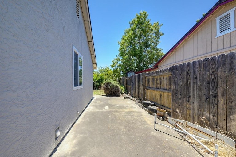 Photo 34 of 37 - 660 Tailwind Dr, Sacramento, CA 95838
