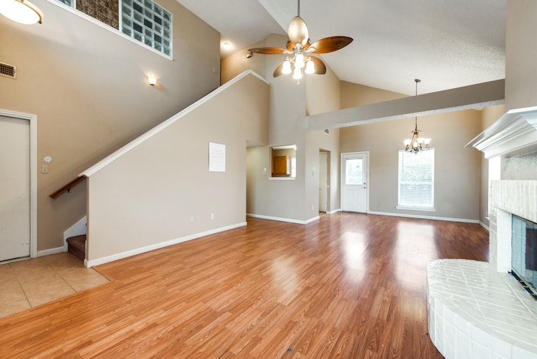 Photo 5 of 20 - 10925 Hornby St, Fort Worth, TX 76108