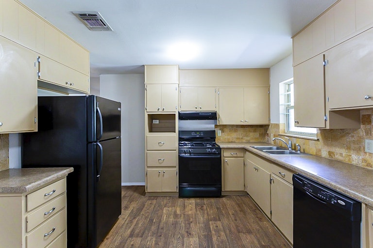 Photo 4 of 18 - 4614 Stoneleigh Dr, San Antonio, TX 78220