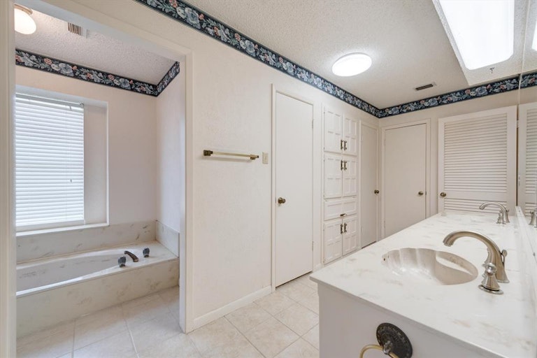 Photo 24 of 40 - 312 Greenbriar Ln, Colleyville, TX 76034