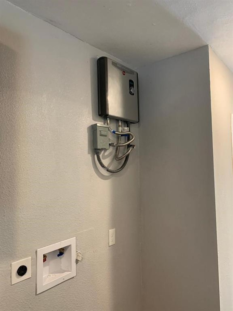 Photo 12 of 17 - 211 E Sterling St #4, Baytown, TX 77520