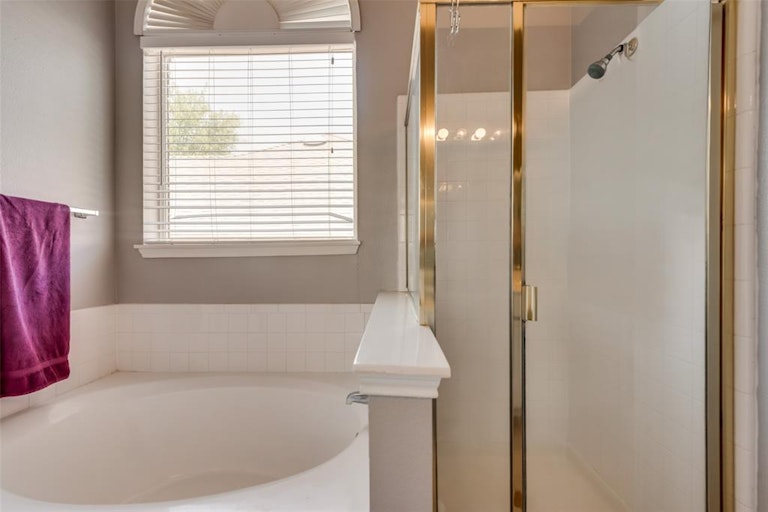 Photo 16 of 27 - 5910 Creek Crossing Ln, Sachse, TX 75048