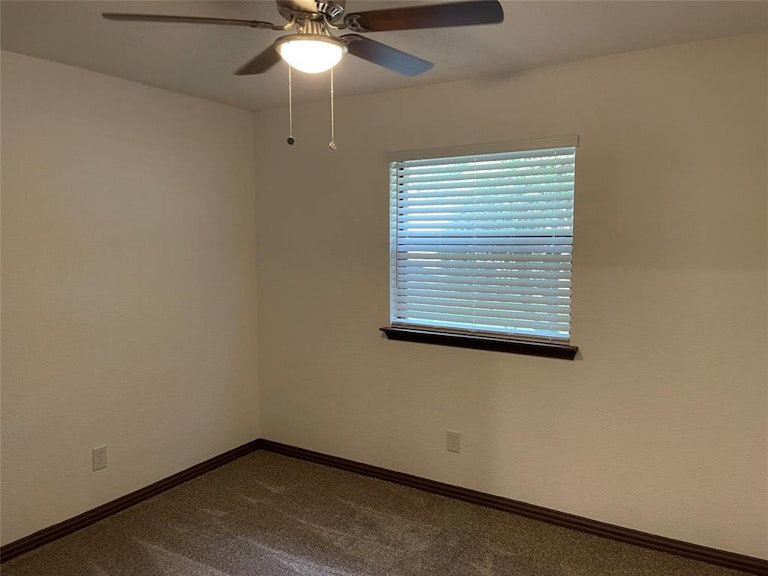 Photo 31 of 40 - 208 Guinevere Dr, Weatherford, TX 76086
