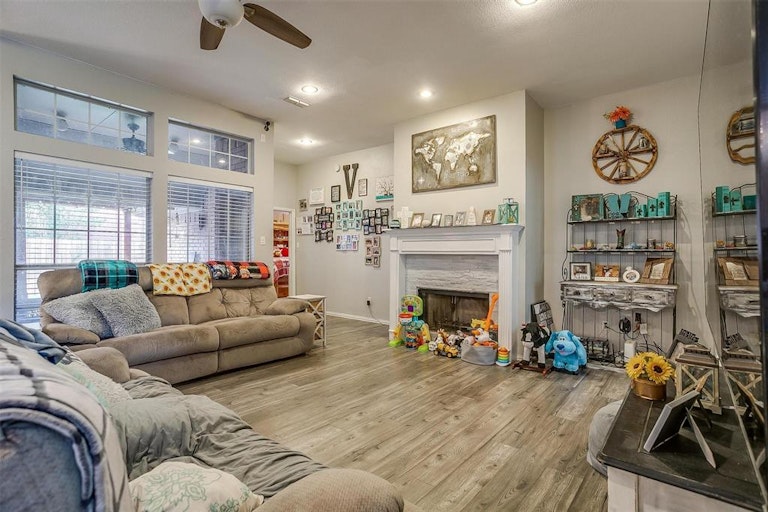 Photo 19 of 40 - 509 Arbor Lawn Dr, Burleson, TX 76028
