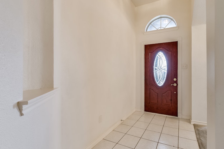 Photo 6 of 22 - 1120 Courtney Ln, Lewisville, TX 75077