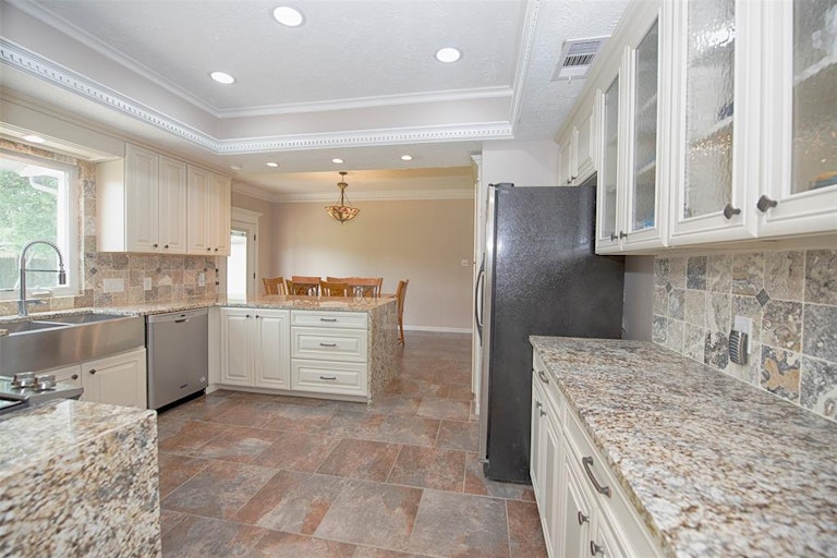 Photo 13 of 42 - 15806 Brook Forest Dr, Houston, TX 77059