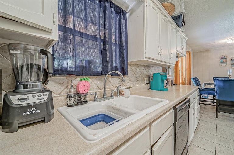 Photo 11 of 20 - 2401 Estate Dr, Deer Park, TX 77536