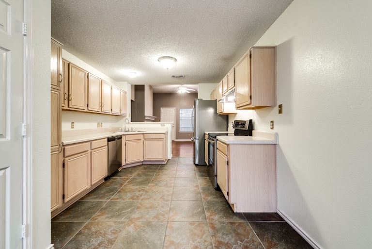 Photo 16 of 30 - 2516 Helen Ln, Mesquite, TX 75181