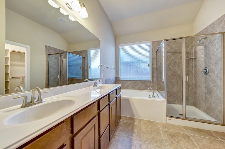 Photo 8 of 31 - 808 W Bend Blvd, Burleson, TX 76028