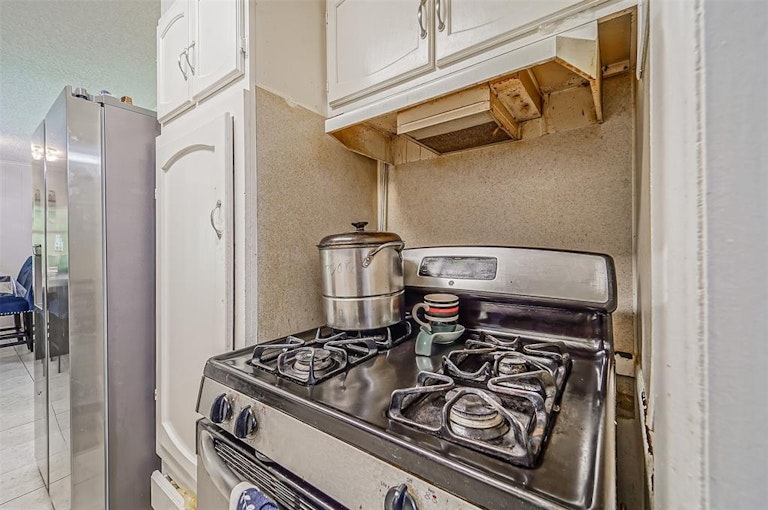 Photo 10 of 20 - 2401 Estate Dr, Deer Park, TX 77536